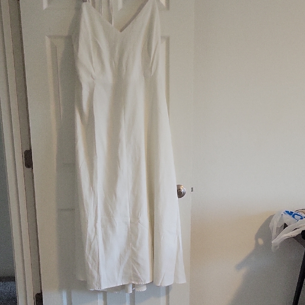 Elegant White Sleeveless Dress With Open Back